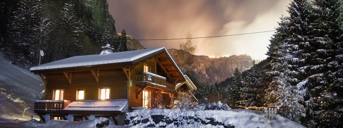 Chalet Chery des Meuniers by night with the light of Avoriaz